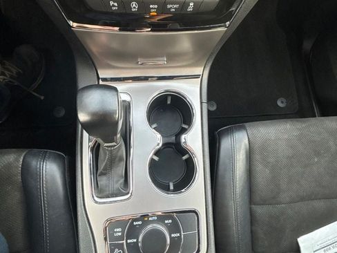 Used 2022 Jeep Grand Cherokee Laredo X AWD/4WD image 23