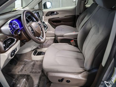 Used 2019 Chrysler Pacifica Touring image 17