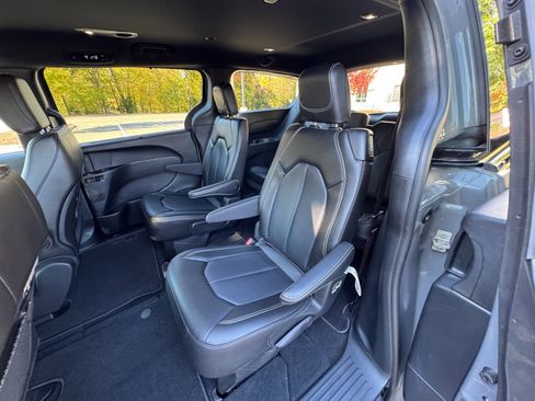 Used 2023 Chrysler Pacifica Touring-L w/ S Appearance Package image 39