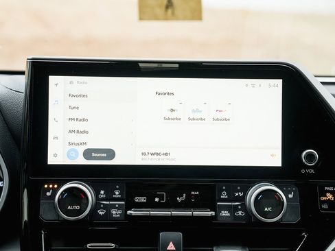 Certified 2023 Toyota Highlander Bronze Edition image 35