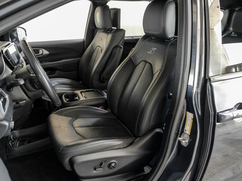 Used 2021 Chrysler Pacifica Touring-L w/ Uconnect Theater Family Group FWD image 37