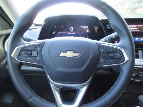 Used 2024 Chevrolet Trax LT w/ Driver Confidence Package FWD image 19