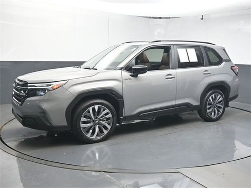 Used 2025 Subaru Forester Touring w/ Touring Package image 4