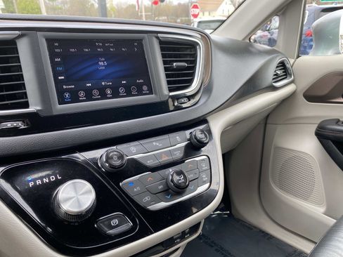 Used 2019 Chrysler Pacifica Touring-L FWD image 27