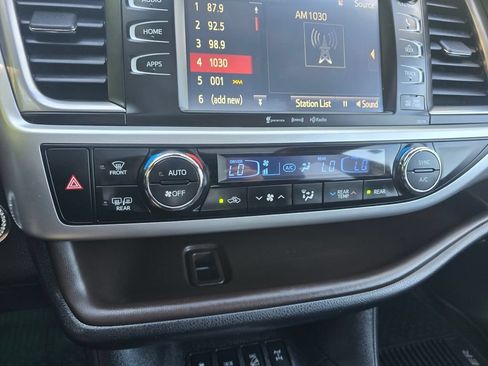 Used 2017 Toyota Highlander XLE AWD/4WD image 24