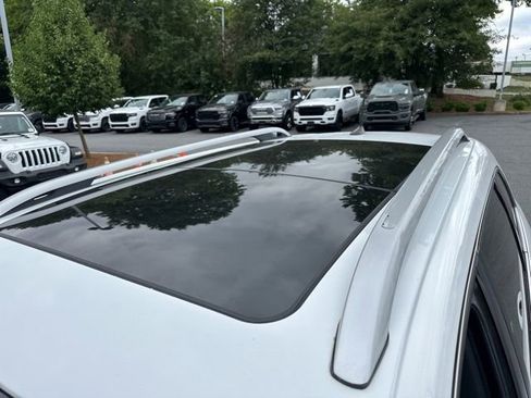 Used 2019 Jeep Cherokee Limited FWD image 10