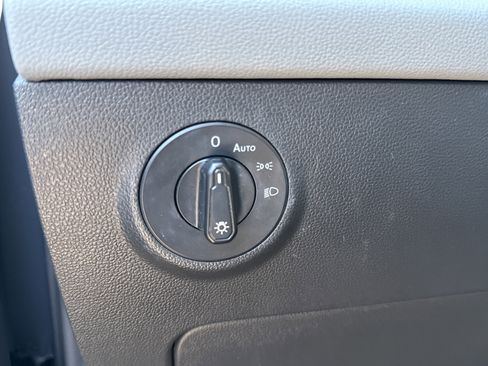 Used 2023 Volkswagen Taos SE w/ Panoramic Sunroof Package image 25