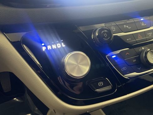 Used 2024 Chrysler Pacifica Touring-L FWD image 9