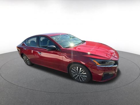 Used 2025 Nissan Altima 2.5 SV FWD image 3