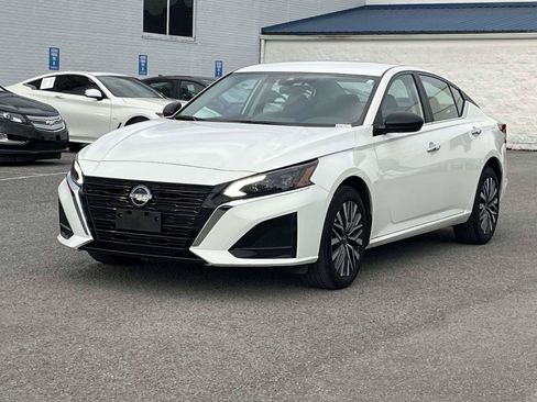 Used 2025 Nissan Altima 2.5 SV AWD/4WD image 3