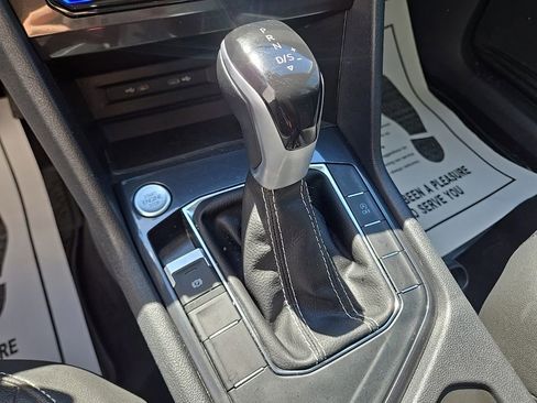 Used 2023 Volkswagen Tiguan SE w/ Panoramic Sunroof Package FWD image 32