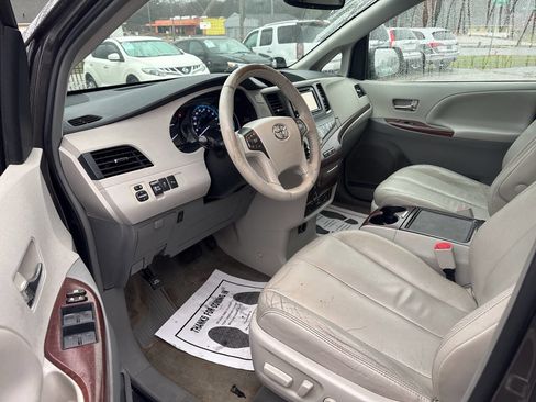 Used 2012 Toyota Sienna XLE image 5