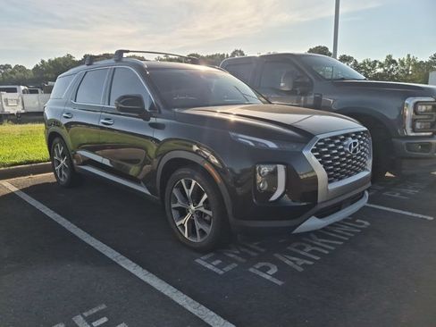 Used 2022 Hyundai Palisade SEL w/ Premium Package FWD image 2