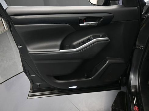 Used 2023 Toyota Highlander XLE image 13