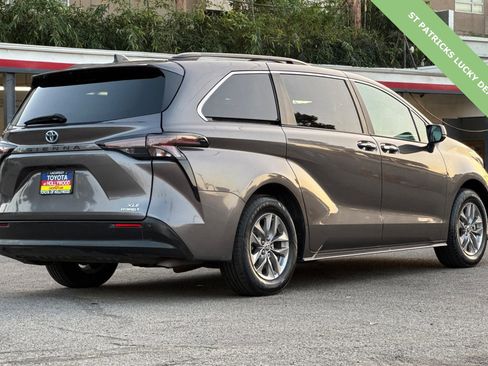 Used 2024 Toyota Sienna XLE image 4