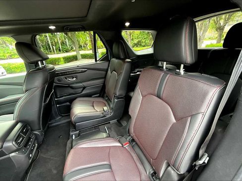 Used 2025 Honda Pilot Black Edition image 37