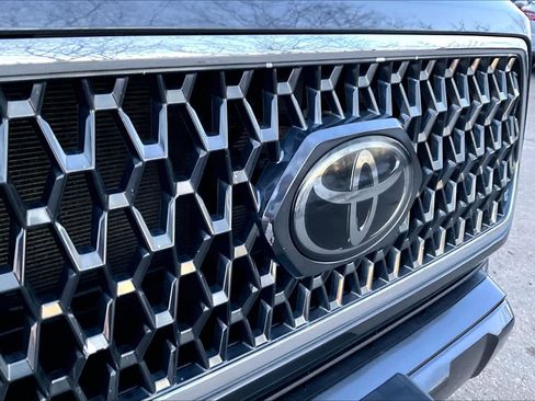 Used 2019 Toyota Tacoma TRD Sport w/ Technology Package image 28