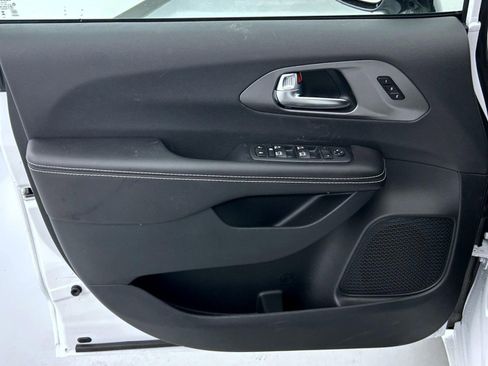 New 2026 Chrysler Pacifica Select image 9