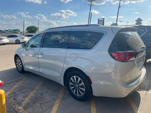 Used 2020 Chrysler Pacifica Touring-L Plus FWD image 4