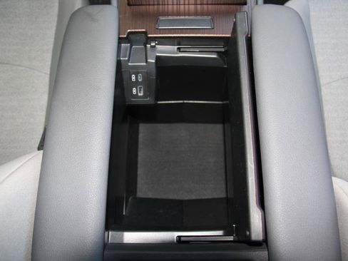 Used 2024 Toyota Sienna LE w/ LE Plus Package image 21