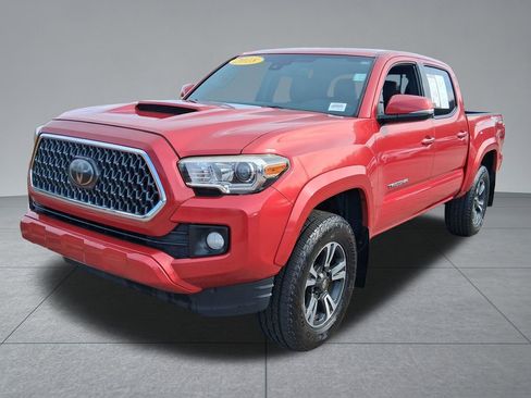 Used 2018 Toyota Tacoma TRD Sport image 2