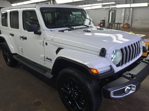 Used 2025 Jeep Wrangler Unlimited Sahara image 2
