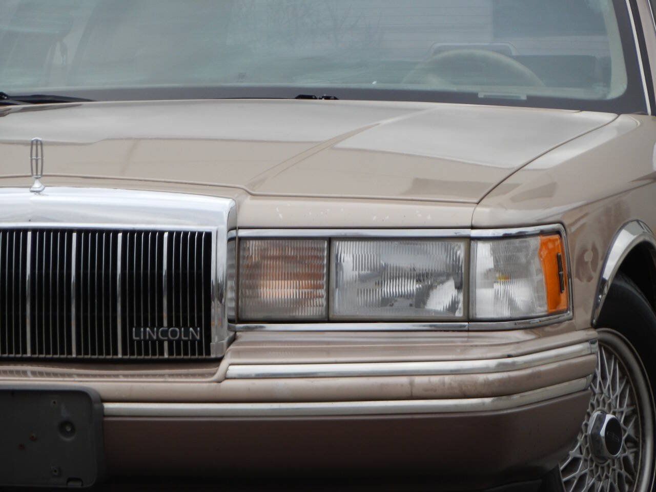Used 1992 Lincoln Town Car Signature RWD image 4
