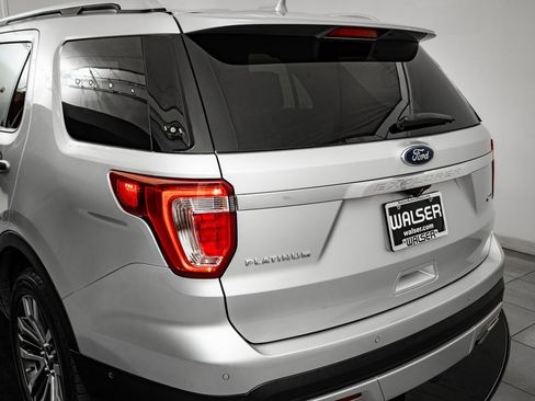 Used 2017 Ford Explorer Platinum image 19