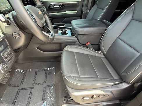 Used 2026 Chevrolet Suburban Premier w/ Sun And Tow Package AWD/4WD image 14