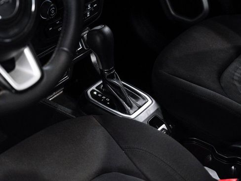 Used 2018 Jeep Renegade Latitude image 28