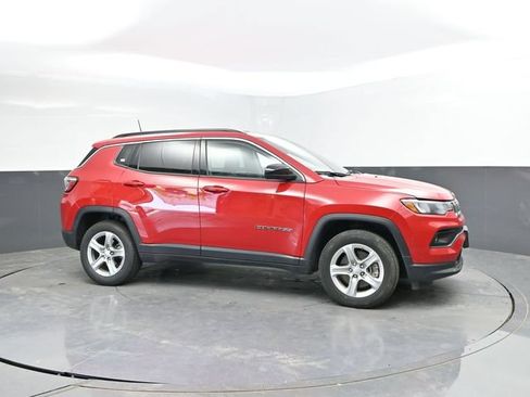 Used 2024 Jeep Compass Latitude AWD/4WD image 3