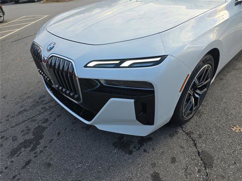 Used 2024 BMW 740i image 10