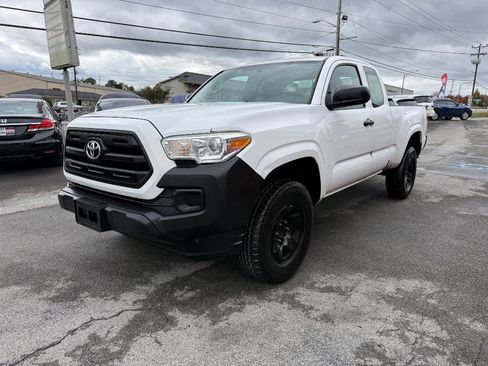 Used 2016 Toyota Tacoma SR image 3