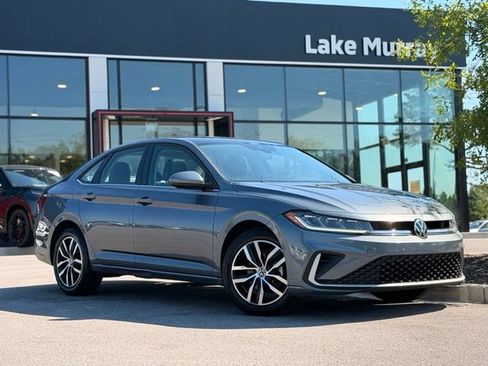 Used 2025 Volkswagen Jetta SE FWD image 1