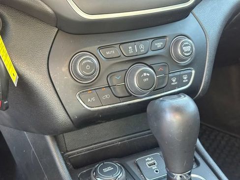 Used 2022 Jeep Cherokee Latitude AWD/4WD image 31