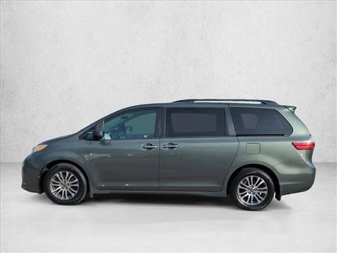 Used 2018 Toyota Sienna XLE image 8
