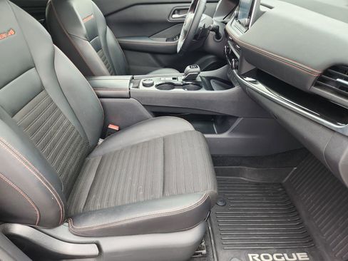 Used 2025 Nissan Rogue SV image 17