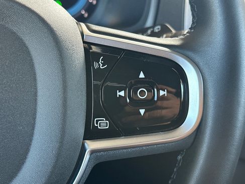 Certified 2025 Volvo XC90 B6 Plus image 30