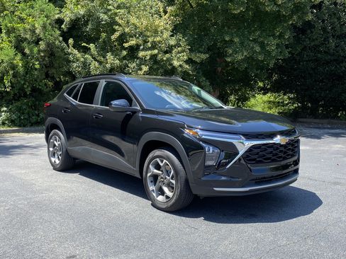 Used 2026 Chevrolet Trax LT FWD image 2