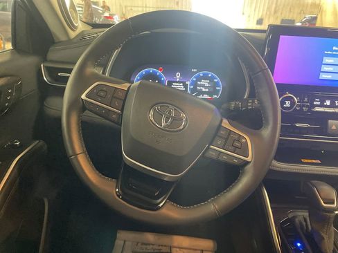 Certified 2025 Toyota Highlander Limited AWD/4WD image 14