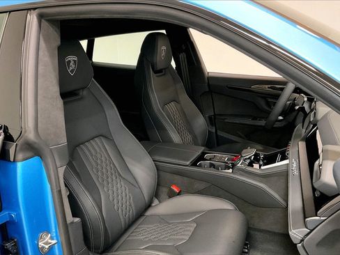 Used 2025 Lamborghini Urus SE image 14