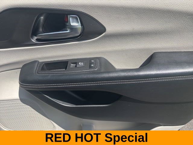 Used 2023 Chrysler Pacifica Touring-L FWD image 41