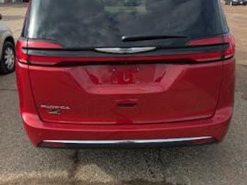 Used 2025 Chrysler Pacifica Select image 6