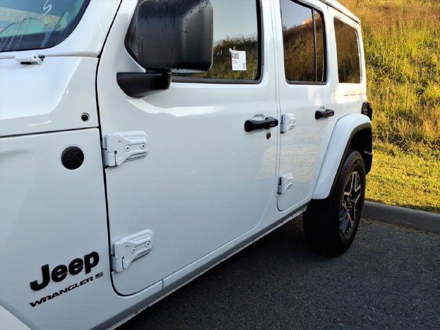 Used 2026 Jeep Wrangler Unlimited Sahara AWD/4WD image 5