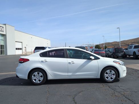 Used 2018 Kia Forte LX image 2
