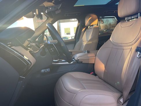 Used 2025 Land Rover Range Rover Sport SE image 12