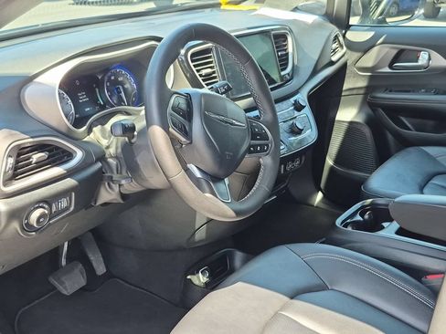 Used 2025 Chrysler Pacifica Select FWD image 15