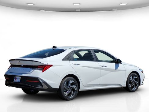 New 2025 Hyundai Elantra SEL image 9