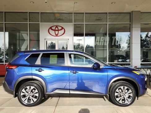 Used 2023 Nissan Rogue SV image 3