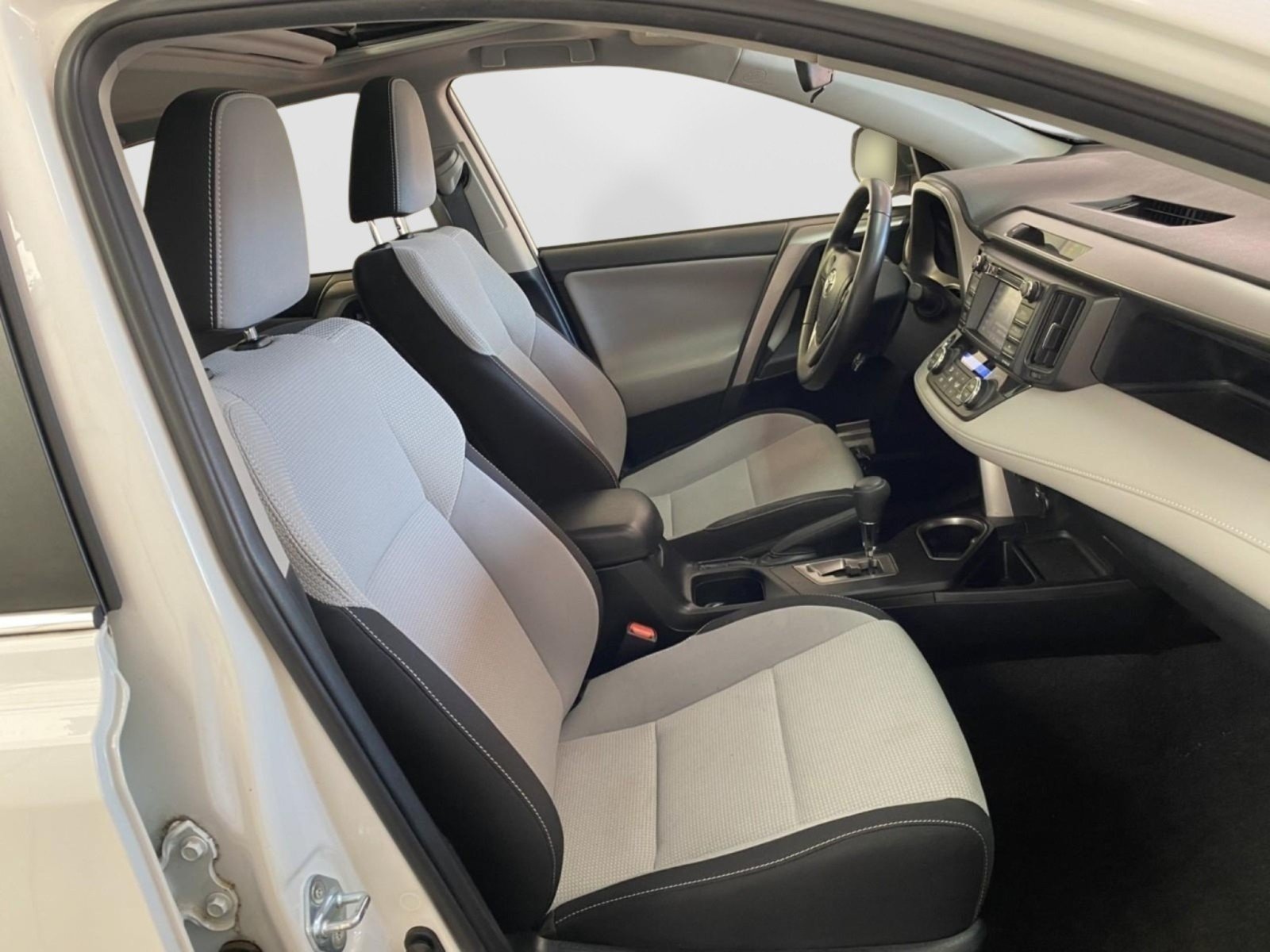 Used 2018 Toyota RAV4 XLE AWD/4WD image 9